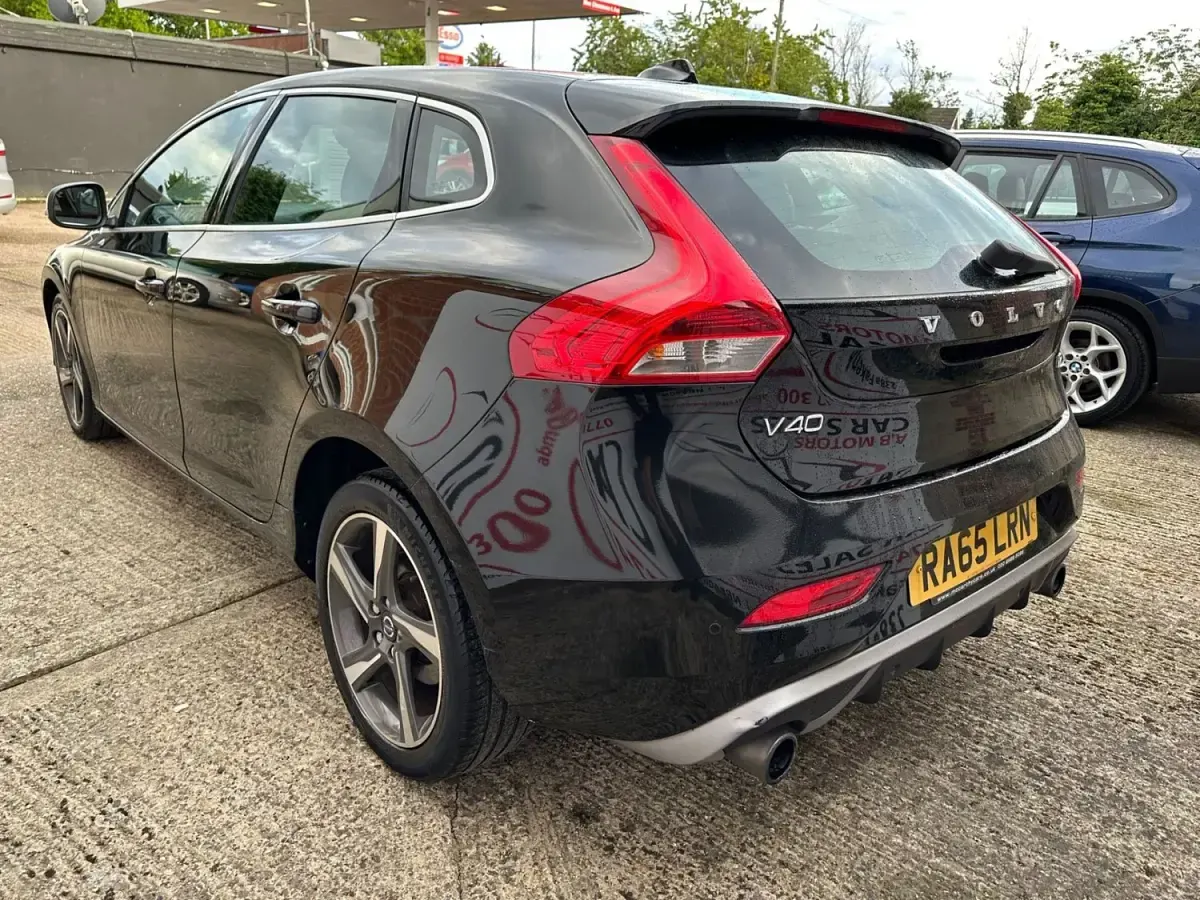 Używany Volvo V40 R-Design 122 KM (89 kW) 2016 Czarny Hatchback
