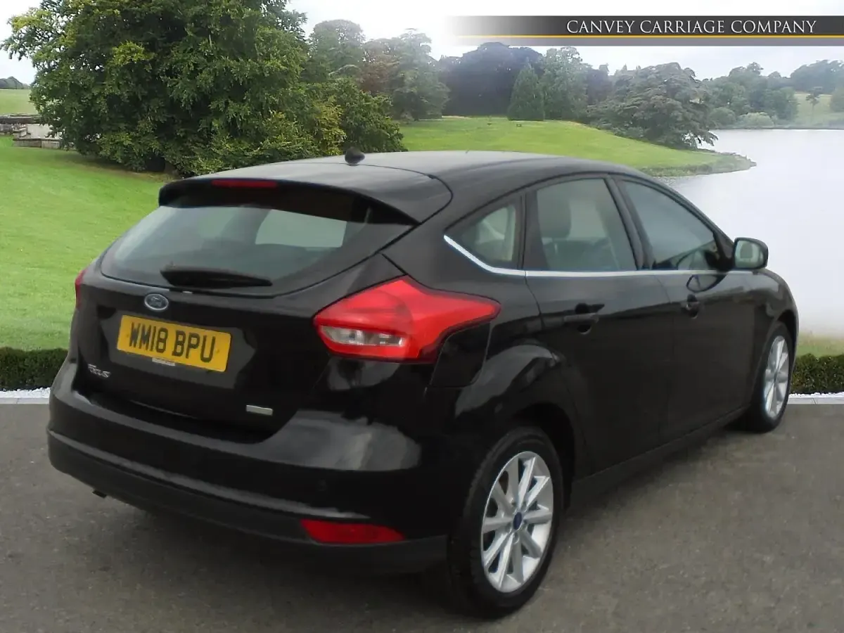 Usado Ford Focus Titanium 125 CV (91 kW) 2018 Negro Utilitario
