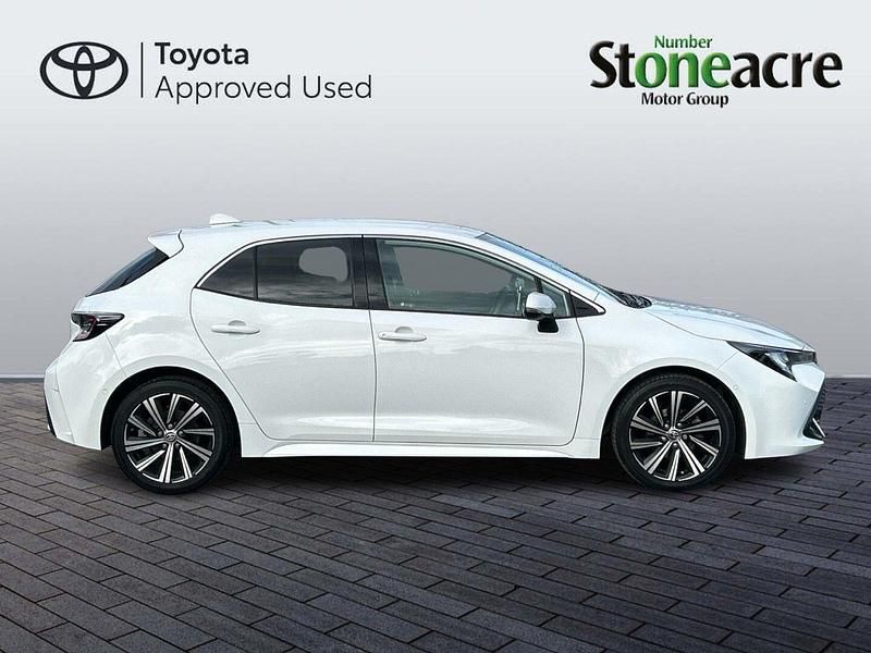 Used Toyota Corolla Design 140 HP (102 kW) 2022 White Hatchback