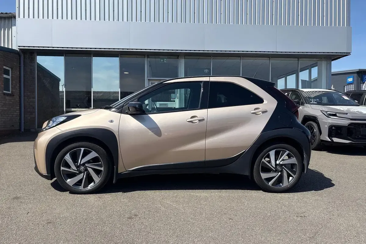 Used Toyota Aygo X 72 HP (52 kW) 2023 Beige SUV