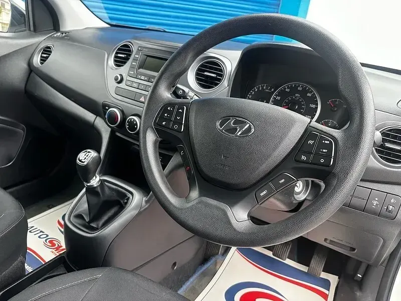 Used Hyundai i10 SE 66 HP (48 kW) 2017 White Hatchback