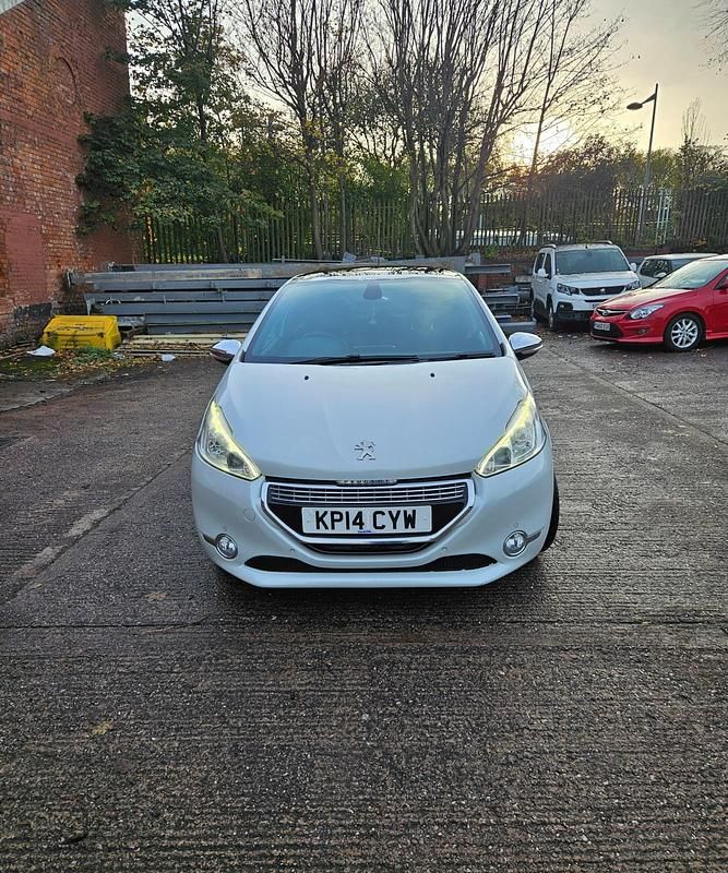 Used Peugeot 208 2014 White Hatchback