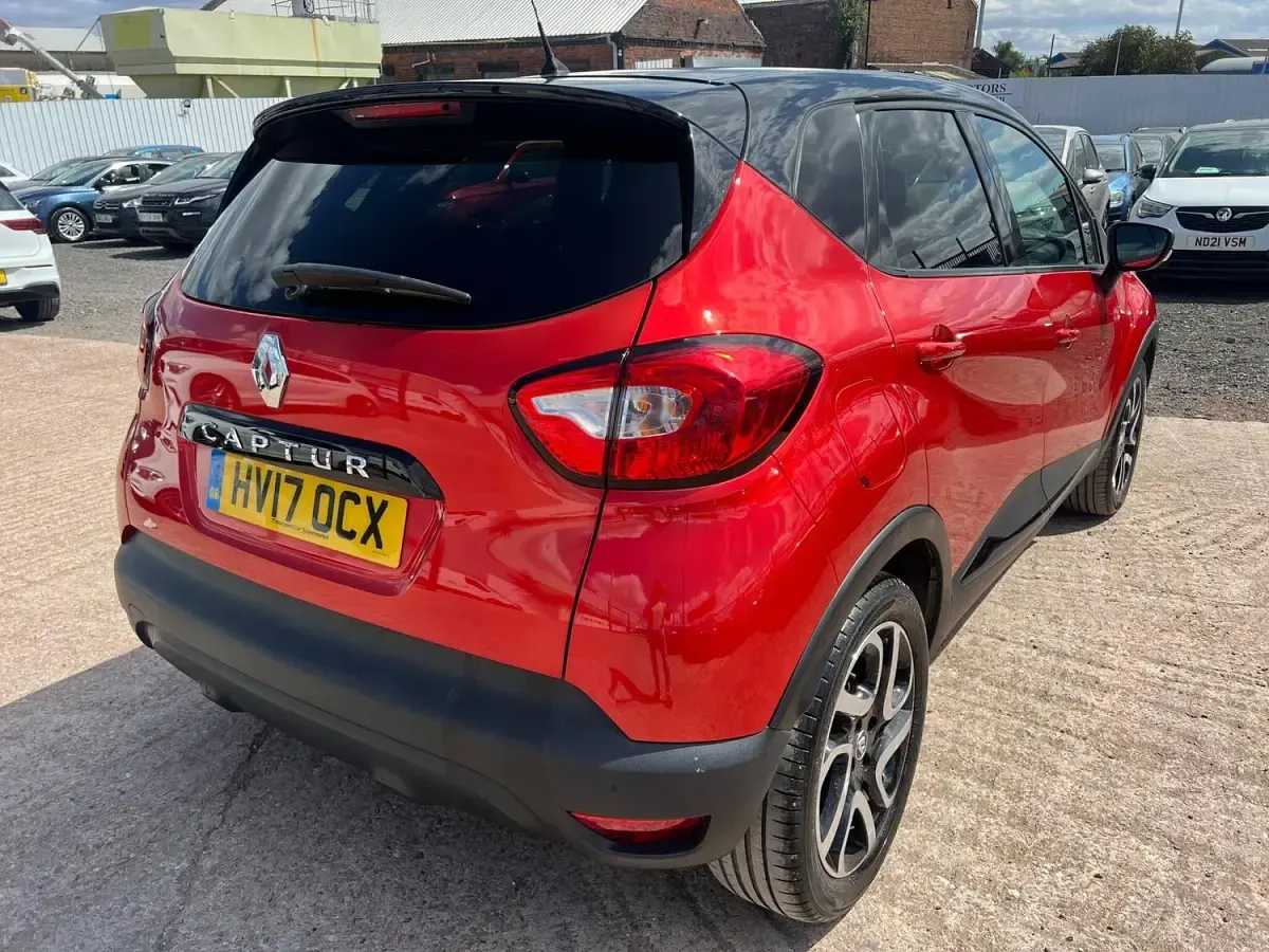 Used Renault Captur Dynamique 90 HP (66 kW) 2017 Red/black SUV