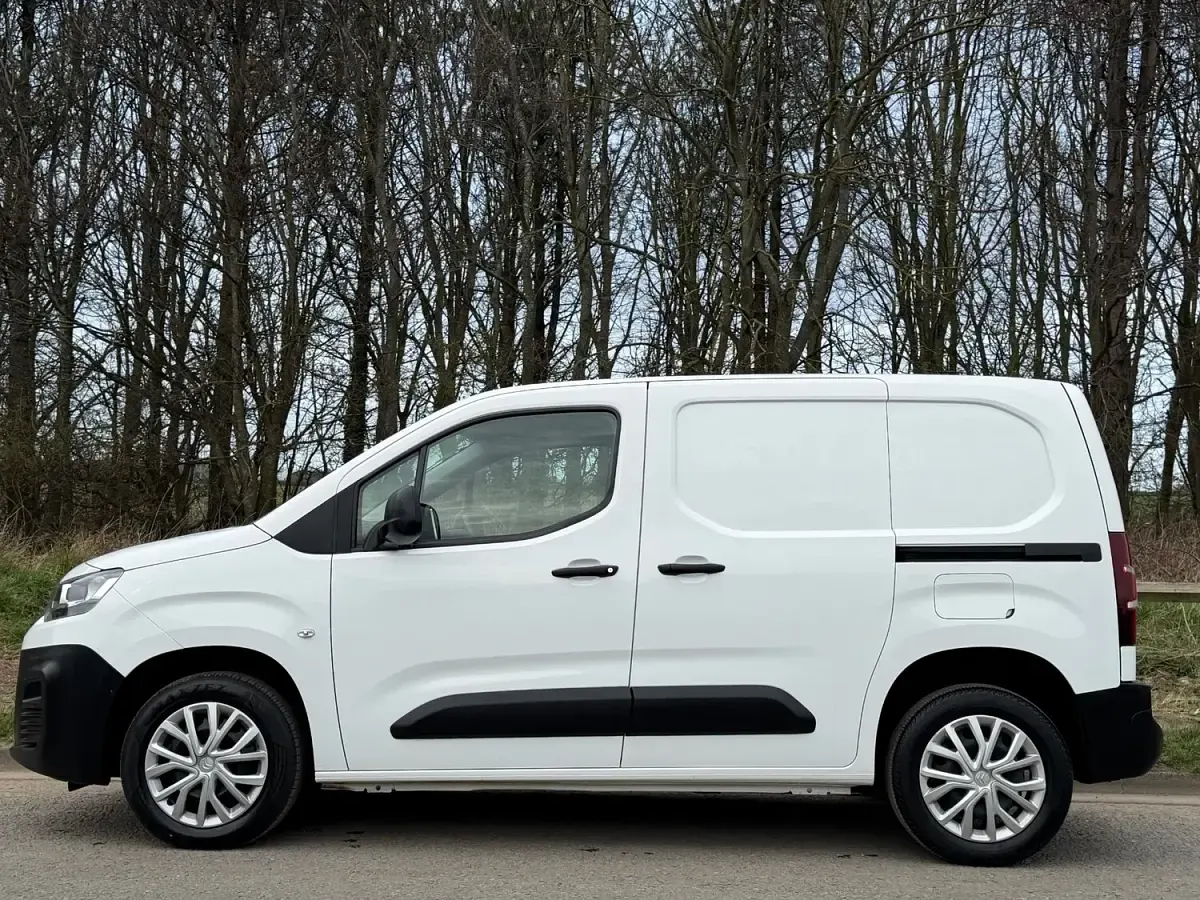 Second-hand Citroën Berlingo 100 CP (73 kW) 2022 Alb Monovolum