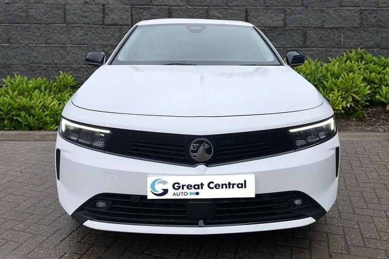Used Vauxhall Astra Design Edition 130 HP (95 kW) 2023 White Hatchback