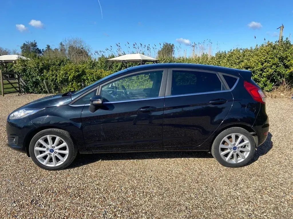 Used Ford Fiesta Titanium 100 HP (73 kW) 2016 Black Hatchback