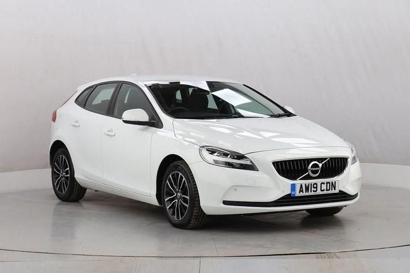 Used Volvo V40 Momentum 120 HP (88 kW) 2019 White Hatchback
