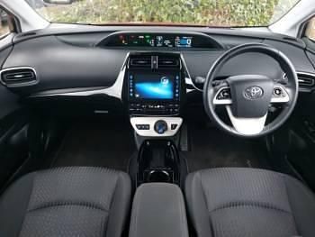 Used Toyota Prius Business Edition 122 HP (89 kW) 2017 Red Hatchback