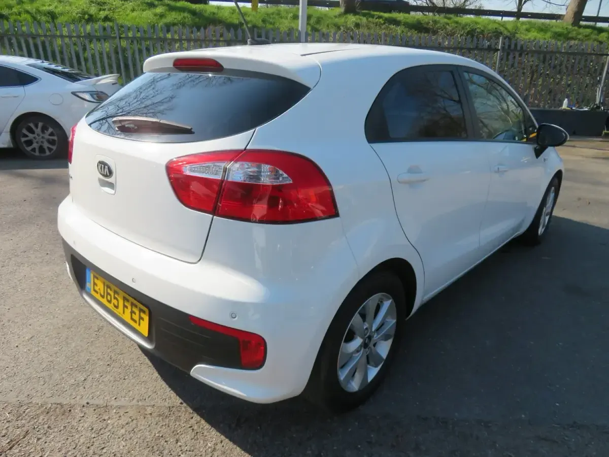 Begagnad Kia Rio 2015 Vit Halvkombi