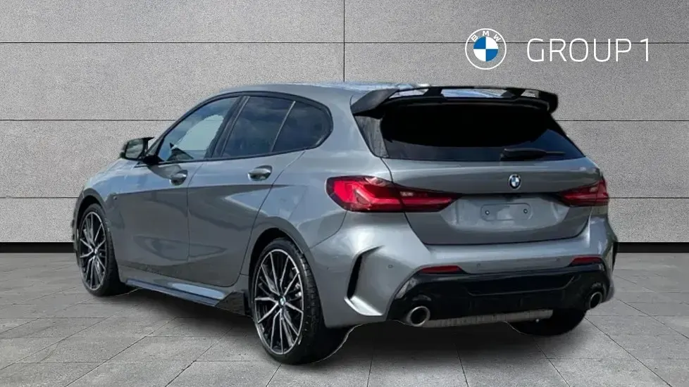 Begagnad BMW M135 Comfort Edition 302 HK (222 kW) 2023 Grå Halvkombi