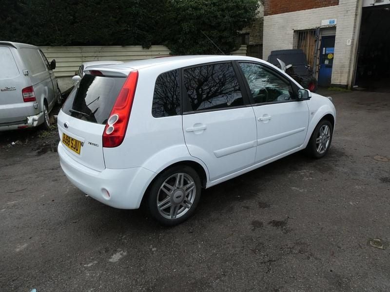 Used Ford Fiesta Zetec 2008 White Hatchback