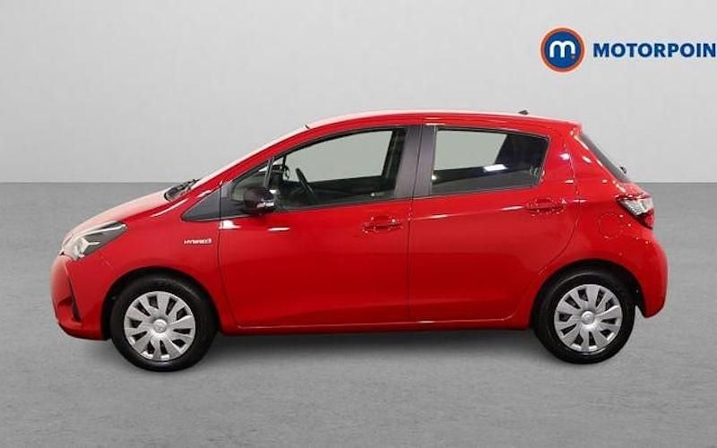 Used Toyota Yaris Hybrid Active 101 HP (74 kW) 2019 Red Hatchback