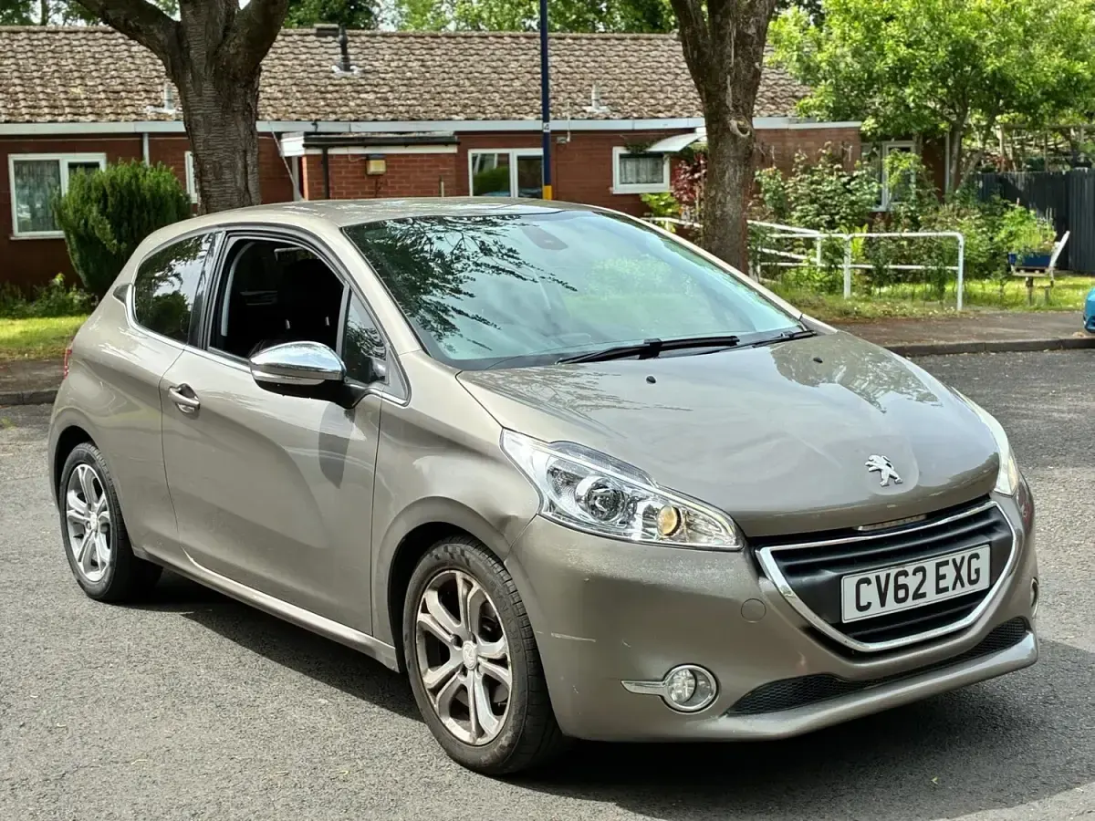 Used Peugeot 208 Allure 68 HP (50 kW) 2012 Grey Hatchback