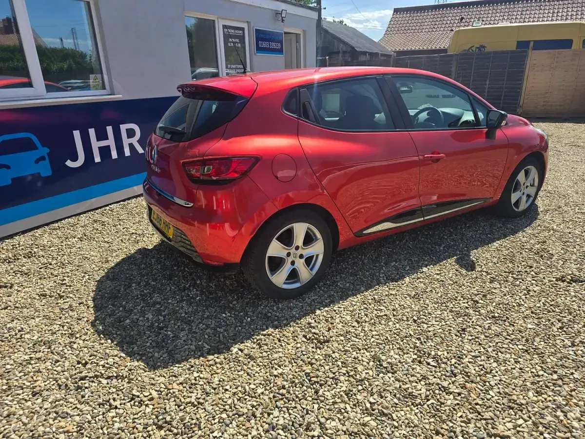 Used Renault Clio Dynamique 75 HP (55 kW) 2016 Red Hatchback