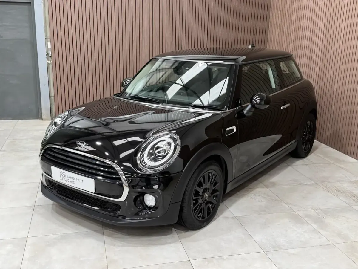 Begagnad Mini Cooper Hatch 2018 Svart Halvkombi