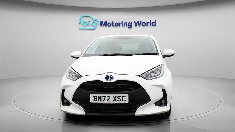 Used Toyota Yaris Hybrid Design 116 HP (85 kW) 2022 White Hatchback