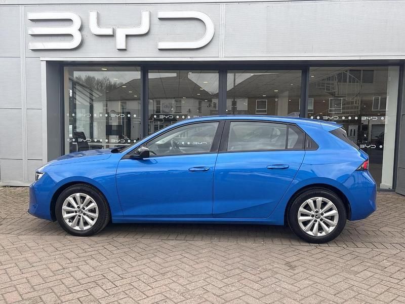 Used Vauxhall Astra Design Edition 128 HP (94 kW) 2022 Blue Hatchback