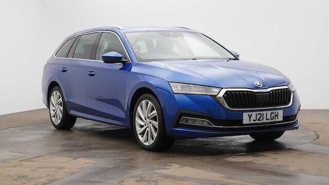 Race blue metallic Used 2021 Skoda Octavia SE L Estate | £18,295 (Expensive) - Image 1/3