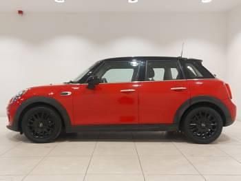 Begagnad Mini Cooper Classic 136 HK (100 kW) 2019 Röd Halvkombi
