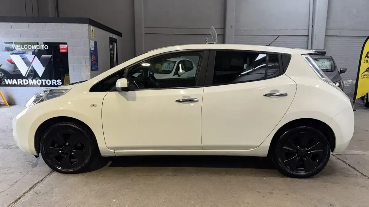 Gebraucht Nissan Leaf Tekna 80 kW (109 PS) 2015 Weiß Kleinwagen