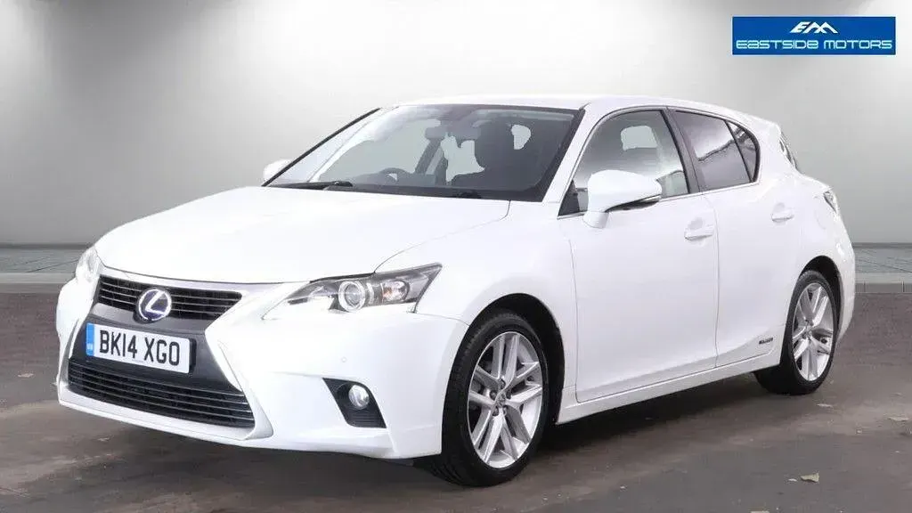 Used Lexus CT200h 136 HP (100 kW) 2014 White Hatchback