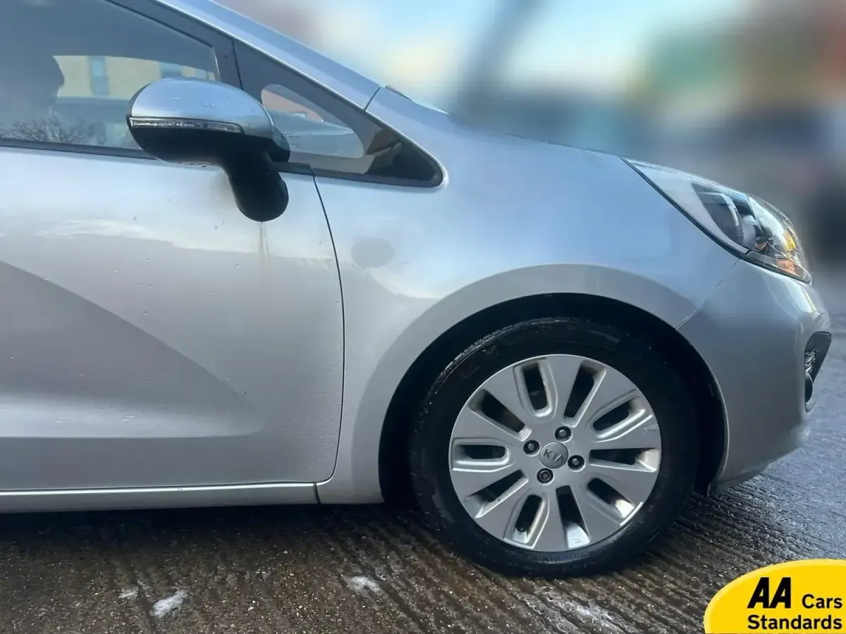 Używany Kia Rio 84 KM (61 kW) 2012 Srebrny Hatchback