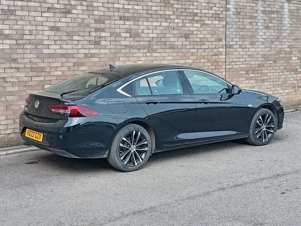Second-hand Vauxhall Insignia Edition 122 CP (89 kW) 2022 Negru Hatchback