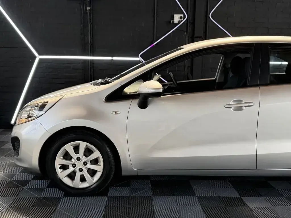 Used Kia Rio 84 HP (61 kW) 2014 Silver Hatchback