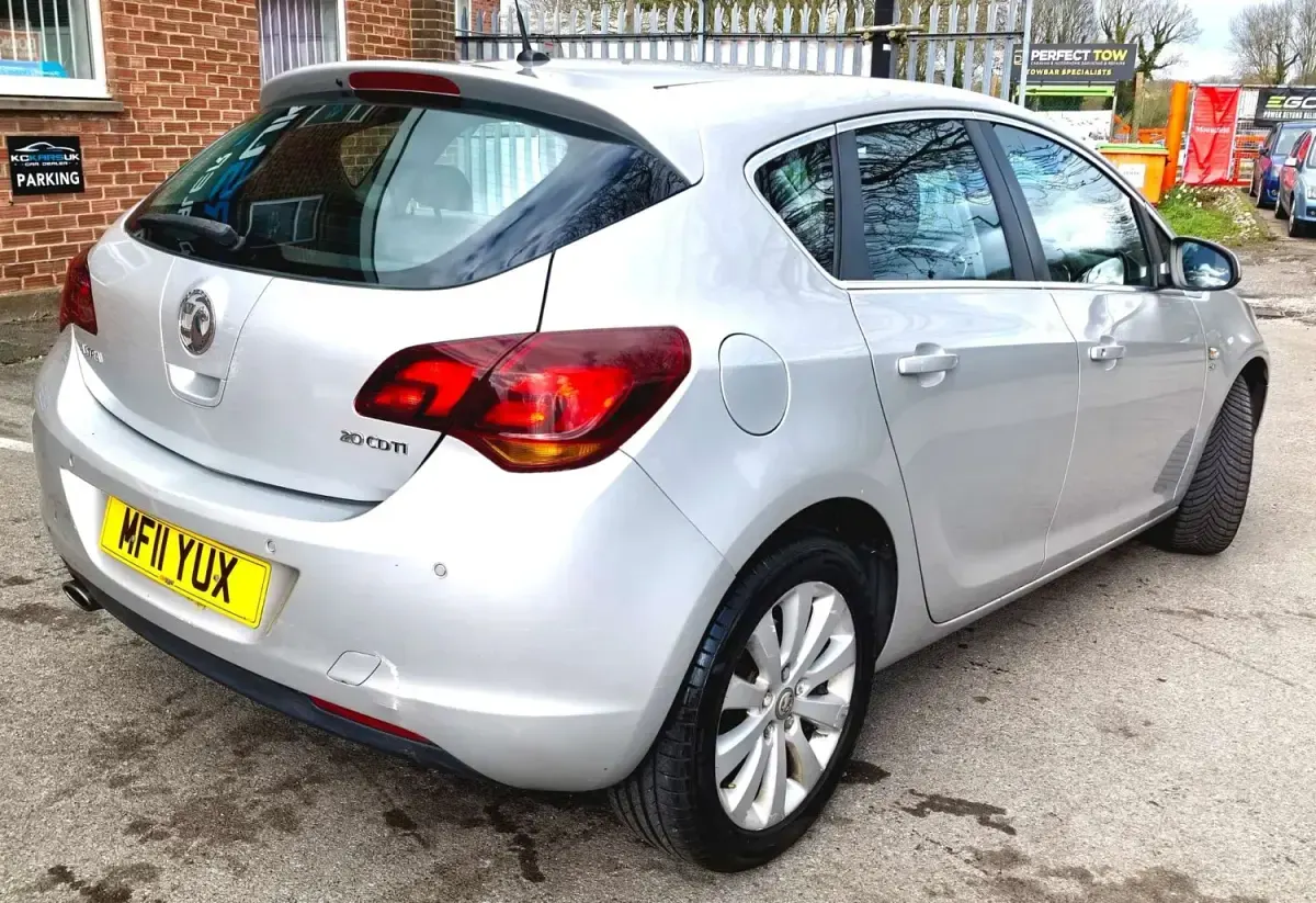 Używany Vauxhall Astra drive 165 KM (121 kW) 2011 Srebrny Hatchback