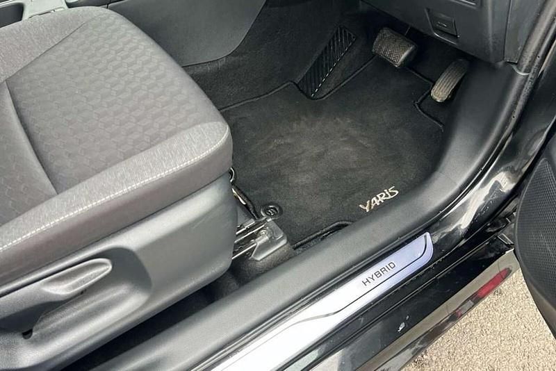 Used Toyota Yaris Hybrid Design 113 HP (83 kW) 2022 Black Hatchback