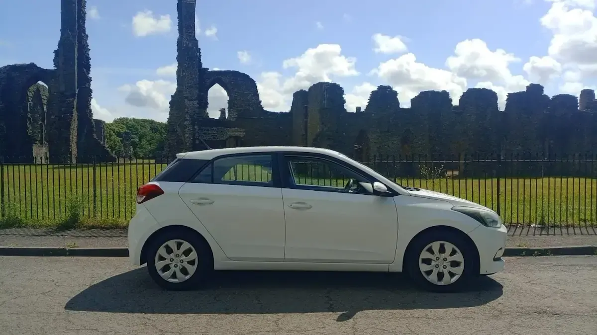 Used Hyundai i20 84 HP (61 kW) 2015 White Hatchback