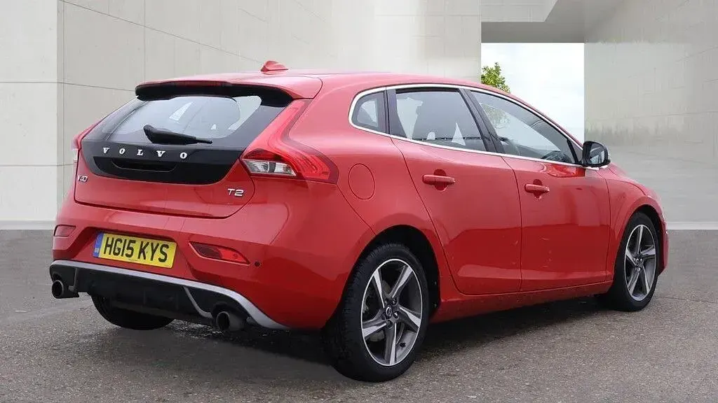 Used Volvo V40 R-Design 150 HP (110 kW) 2015 Red Hatchback