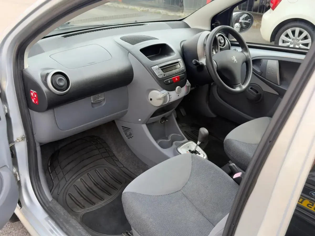 Begagnad Peugeot 107 68 HK (50 kW) 2008 Silver Halvkombi