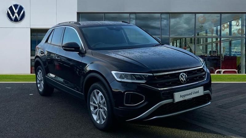 Deep black pearl New 2025 VW T-Roc Match SUV | £26,999 (Super price) - Image 1/4