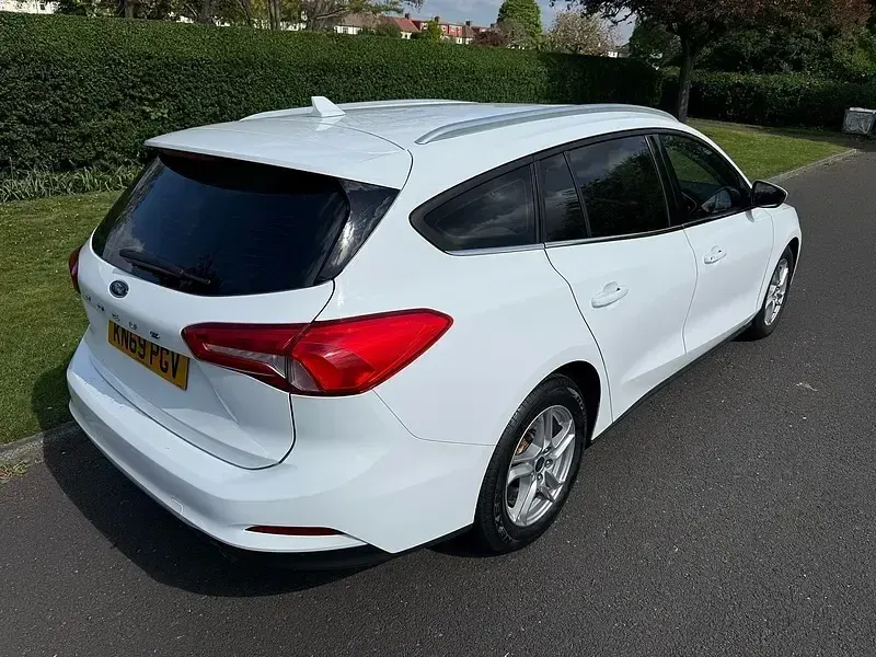 Used Ford Focus Zetec 120 HP (88 kW) 2019 White Estate