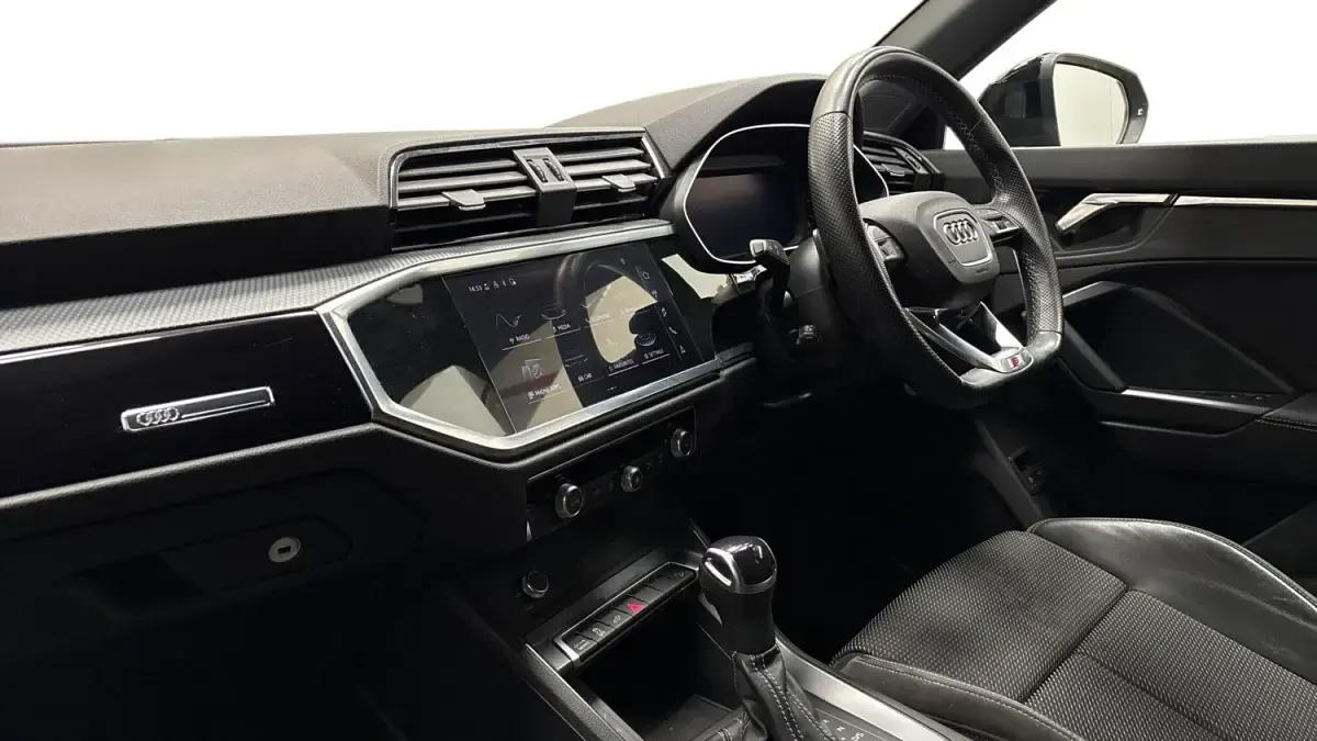 Używany Audi Q3 Advanced 245 KM (180 kW) 2023 Szary SUV