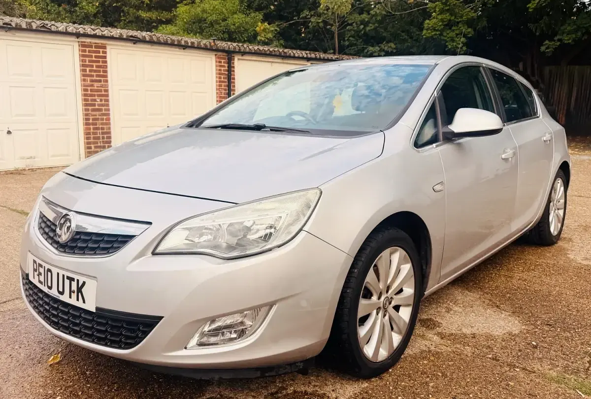 Used Vauxhall Astra Elite 113 HP (83 kW) 2010 Silver Hatchback