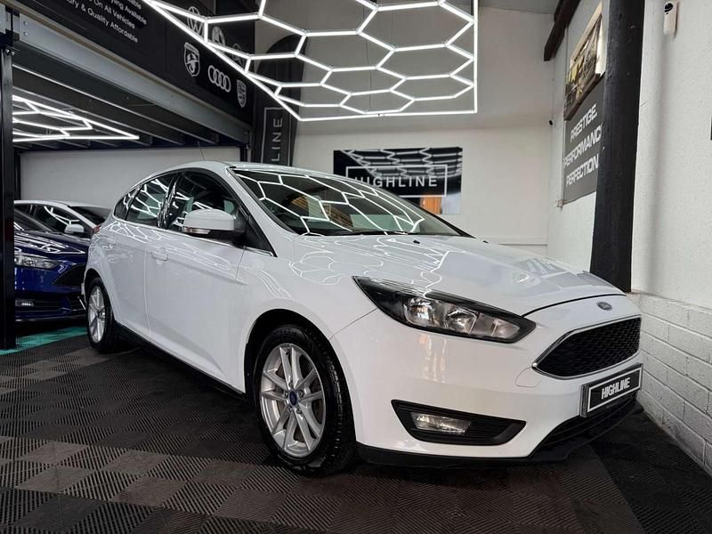 Used Ford Focus Zetec 125 HP (91 kW) 2016 White Hatchback