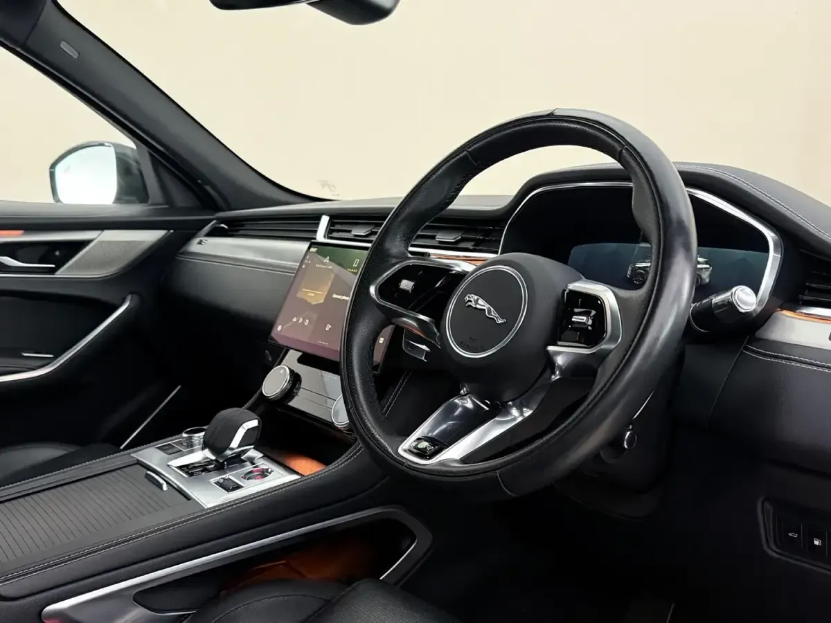 Used Jaguar F-Pace R-Dynamic 404 HP (297 kW) 2022 White SUV