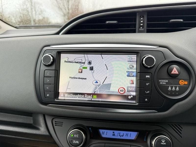 Second-hand Toyota Yaris Hybrid 101 CP (74 kW) 2015 Roșu Hatchback