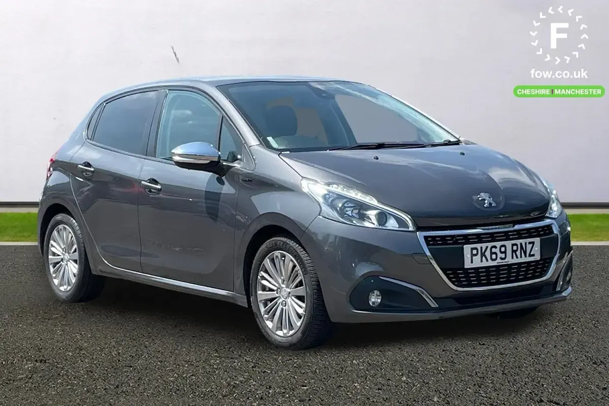 Used Peugeot 208 Signature Sky 82 HP (60 kW) 2019 Hatchback