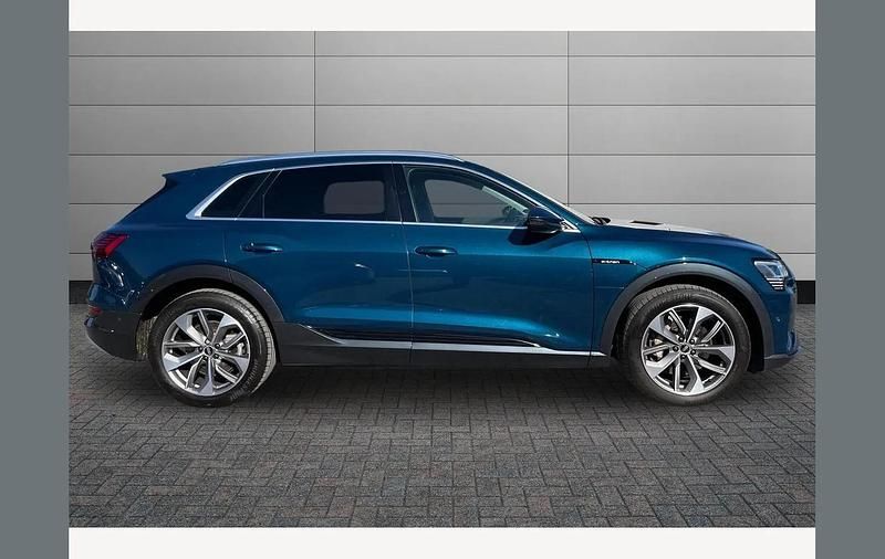 Usado Audi e-tron Advanced 230 kW (313 HP) 2021 Azul SUV