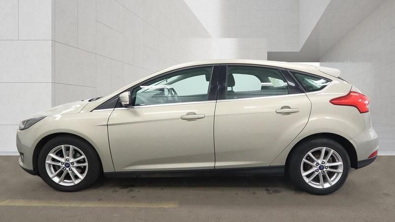 Used Ford Focus Zetec 125 HP (91 kW) 2015 Silver Hatchback