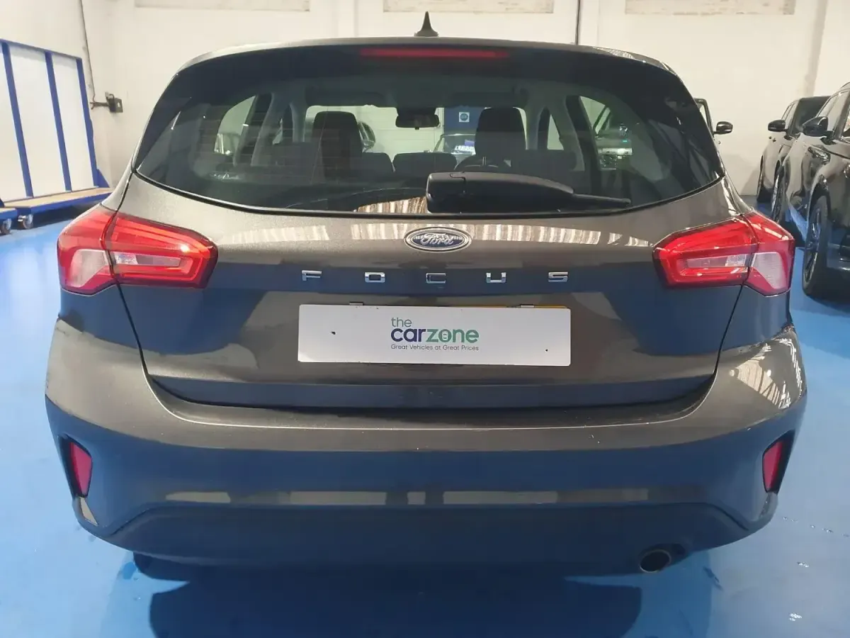 Gebraucht Ford Focus Zetec 125 PS (91 kW) 2019 Grau Kleinwagen
