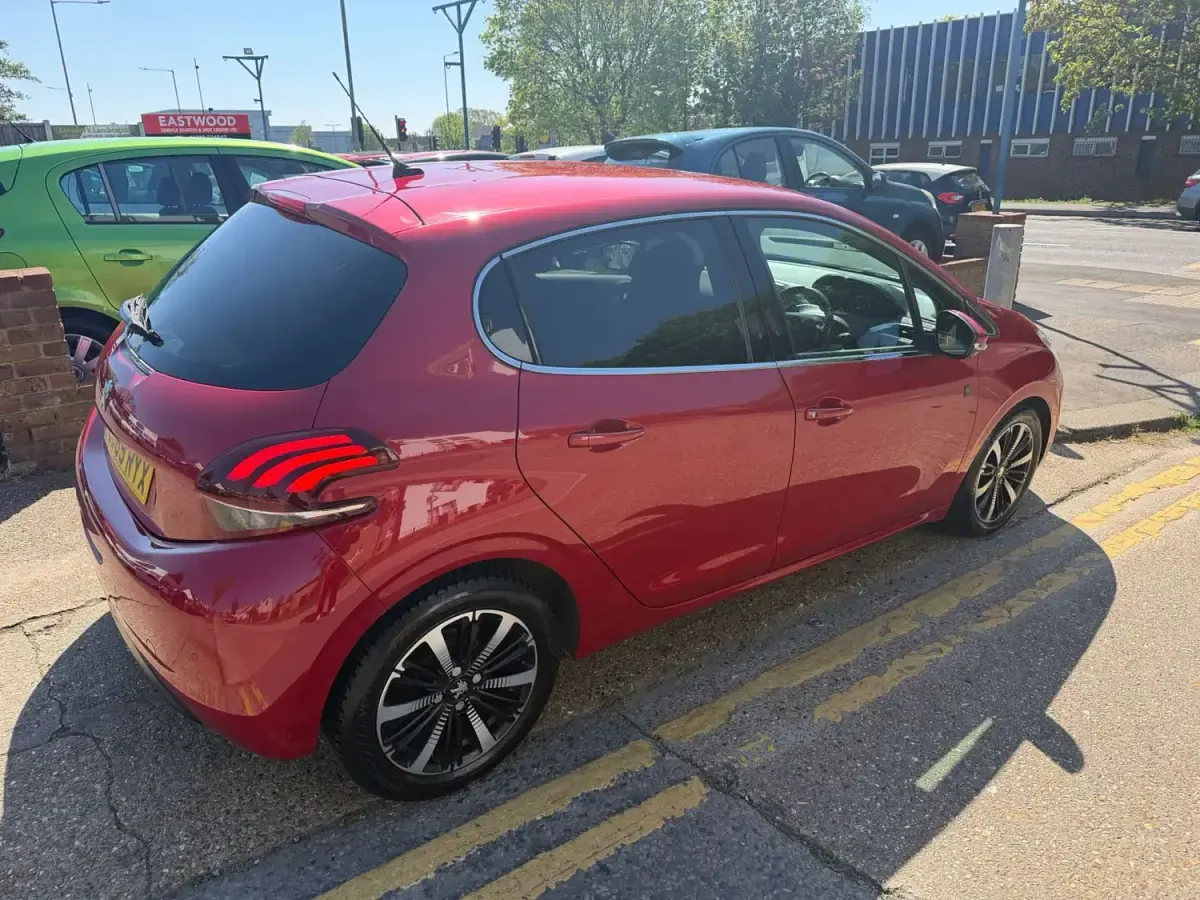 Begagnad Peugeot 208 S 2019 Röd Halvkombi