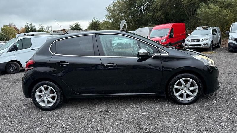 Used Peugeot 208 Active 82 HP (60 kW) 2017 Black Hatchback