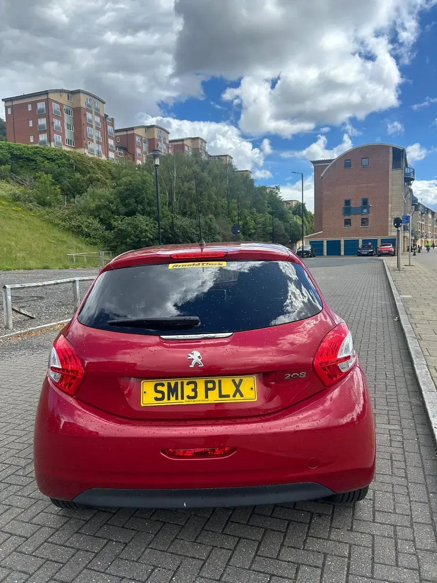 Used Peugeot 208 Allure 70 HP (51 kW) 2013 Red Hatchback