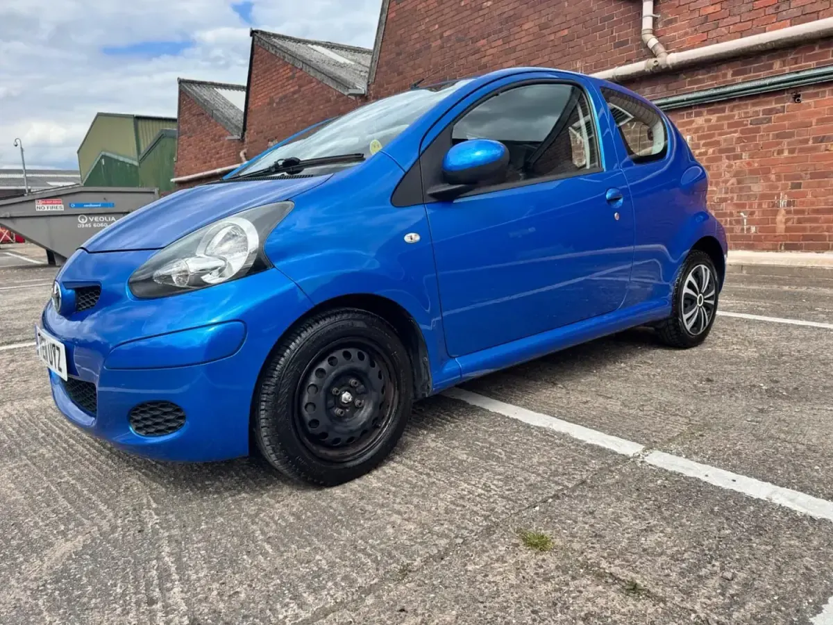 Gebraucht Toyota Aygo 68 PS (50 kW) 2011 Blau Kleinwagen