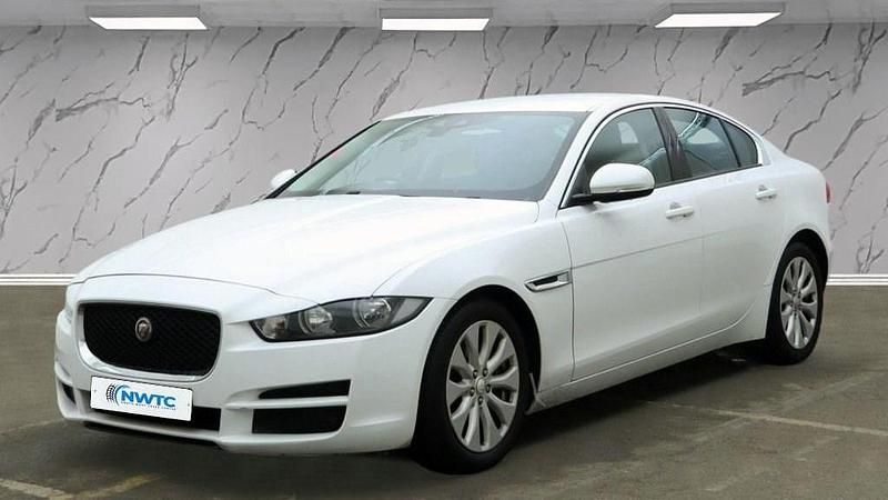 Used Jaguar XE SE 163 HP (119 kW) 2015 White Sedan