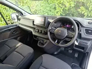 New Renault Trafic 2026 Solid  glacier white MPV